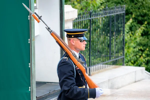 Ceremoniella vakt vid graven av okänt på Arlington Nation — Stockfoto