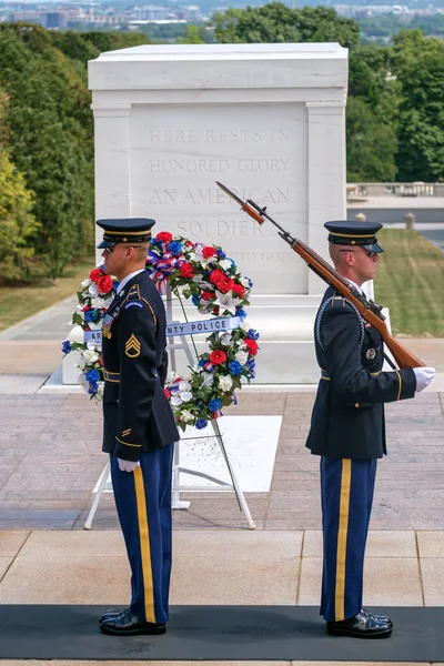 Changing of the guard at the Tomb of the Unknown Soldier at Arli — Stock Photo, Image