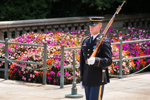 Τελετουργική φρουράς στο μνημείο του άγνωστου στο Arlington έθνος — Φωτογραφία Αρχείου