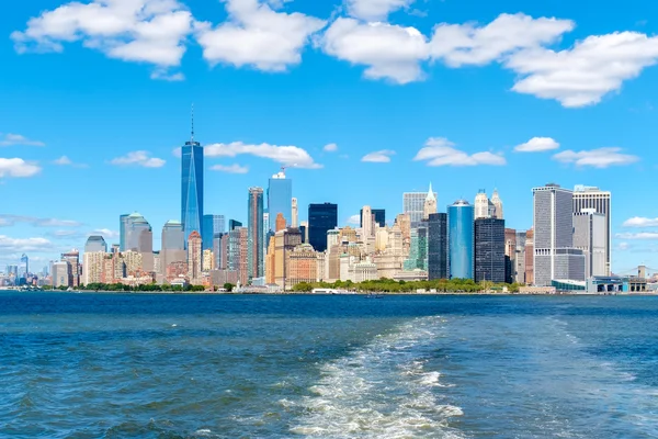 De skyline van downtown Manhattan op een zonnige zomerdag — Stockfoto