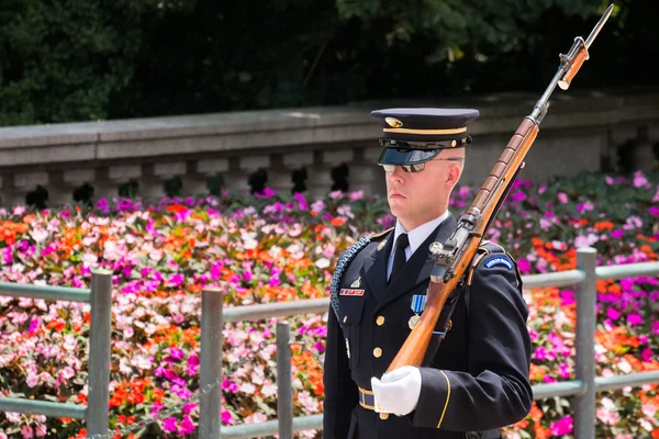 Ceremonial guard at the Tomb of the Unknown  at Arlington Nation — Stock Photo, Image