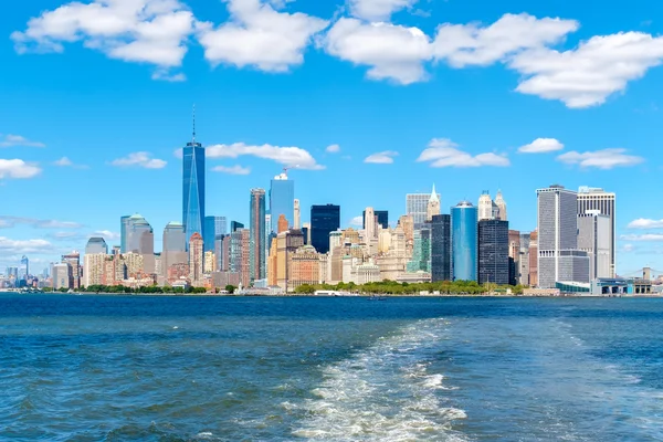 Skyline downtown Manhattan w słoneczny letni dzień — Zdjęcie stockowe