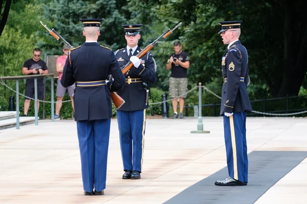Changing of the guard at the Tomb of the Unknown Soldier at Arli — Stock Photo, Image