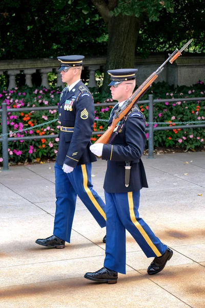 Changing of the guard at the Tomb of the Unknown at Arlington Ce — Stock Photo, Image