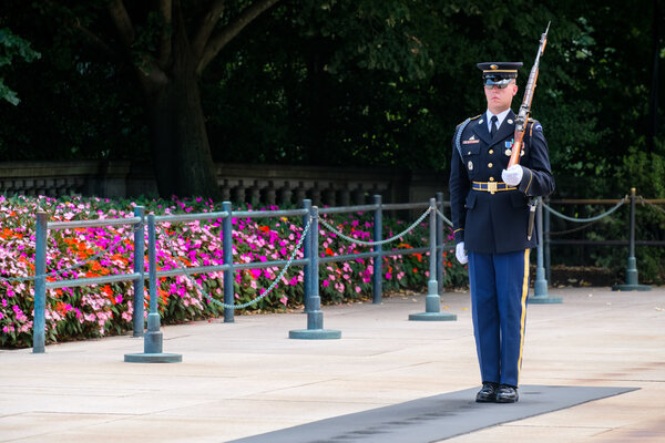 Охранник у гробницы Неизвестного на Арлингтонском национальном кладбище
