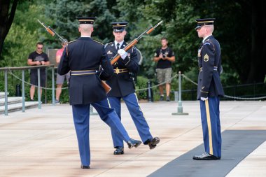 Arlington Ulusal Mezarlığı'ndaki Bilinmeyenler Mezarlığı'ndaki korumanın değiştirilmesi
