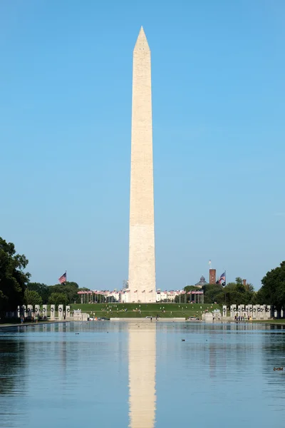 Washingtonský památník a odrazný bazén ve Washingtonu — Stock fotografie