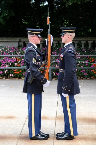 Byte av vakt vid grav okänt på Arlington National Cemetery — Stockfoto