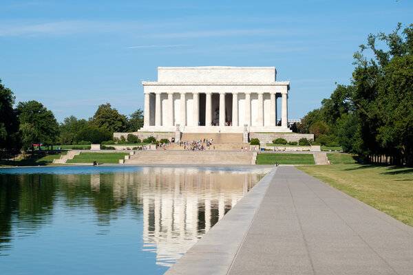 Мемориал Линкольна и зеркальный бассейн в Вашингтоне
