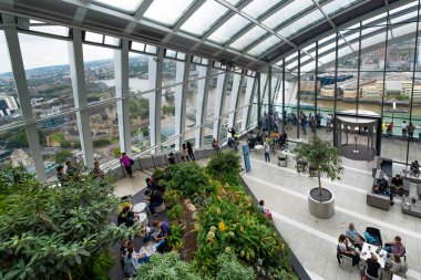 Londra 'daki Walkie Talkie gökdeleninin 43. katındaki Sky Garden izleme galerisi İngiliz başkentinin panoramik manzarasını sergiliyor.