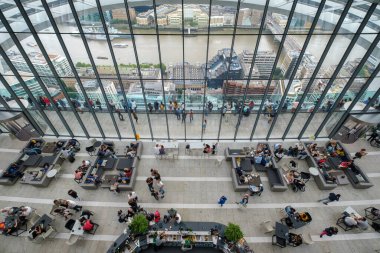Londra 'daki Walkie Talkie gökdeleninin 43. katındaki Sky Garden izleme galerisi İngiliz başkentinin panoramik manzarasını sergiliyor.