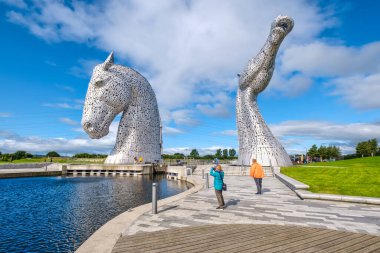 İskoçya 'daki Kelpies, dünyanın en büyük at heykelleri.