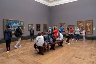 Londra 'daki Ulusal Galeride ziyaretçiler. 1824 'te kurulmuş, 2300' den fazla tablodan oluşan bir koleksiyona ev sahipliği yapıyor.
