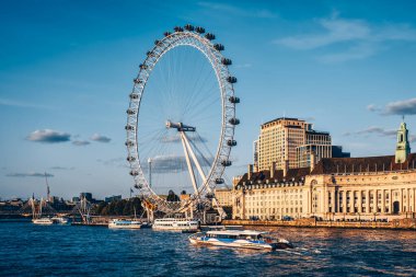 Thames nehri, Southbank ve London Eye ile Londra 'nın ikonik manzarası - Westminster Köprüsü manzarası