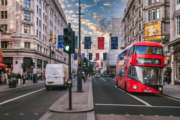 Londra Daki Strand Çift Katlı Otobüsle Sokak Sahnesi — Stok fotoğraf