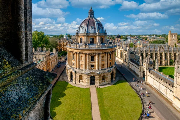 オックスフォードの街の有名な景色とラドクリフカメラ オックスフォード大学のシンボル — ストック写真
