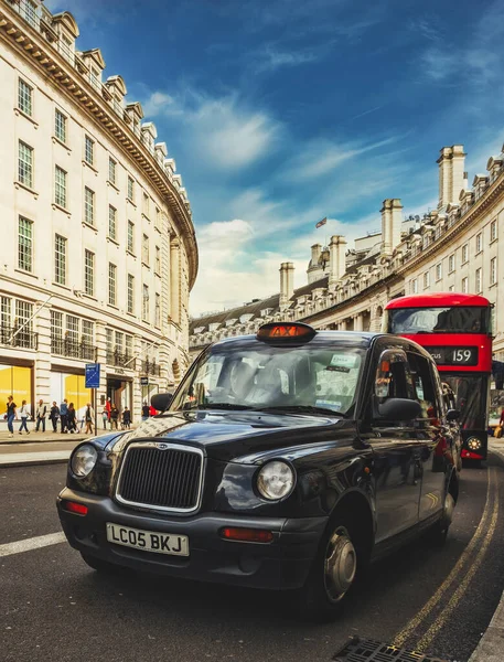 런던의 상징적 택시들 하나인 리젠트 스트리트 Regent Street 건축과 플래그 — 스톡 사진