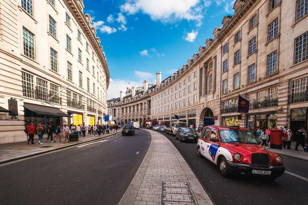 Uno Los Emblemáticos Taxis Londres Regent Street Una Calle Comercial —  Fotos de Stock