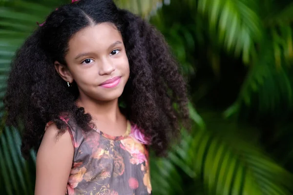 Yeşil Bitki Örtüsü Geçmişi Olan Çok Irklı Küçük Bir Kızın — Stok fotoğraf