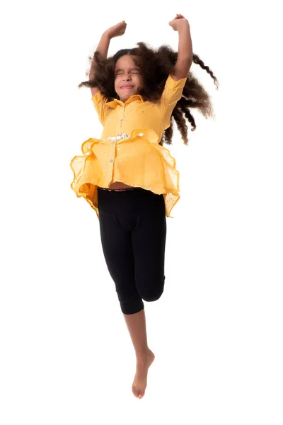 Multiraciaal Klein Meisje Springen Met Haar Ogen Dicht Een Grappige — Stockfoto