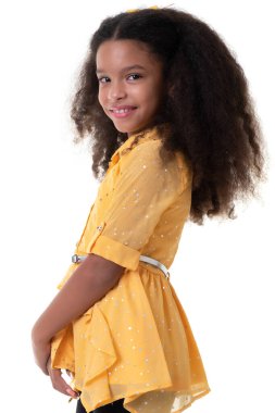 Çok kültürlü, güzel kıvırcık saçlı, beyaz tenli küçük bir kızın portresi.