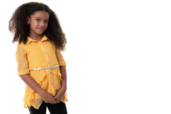 Retrato Uma Menina Pequena Multirracial Moda Com Belos Cabelos Encaracolados — Fotografia de Stock