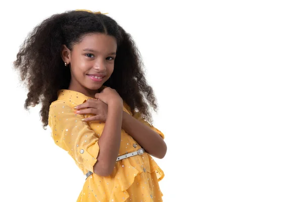 Retrato Uma Menina Pequena Multirracial Bonito Com Cabelo Encaracolado Bonito — Fotografia de Stock