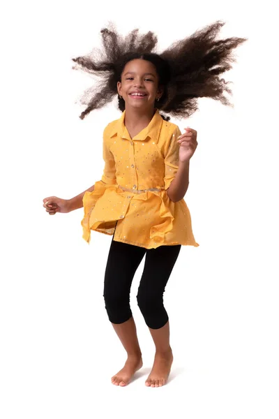 Ευτυχισμένο Πολυφυλετικό Μικρό Κορίτσι Άλμα Και Γέλιο Απομονωμένο Στα Λευκά — Φωτογραφία Αρχείου