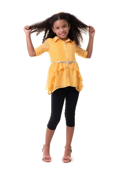 Menina Pequena Multirracial Bonito Mostrando Seu Cabelo Encaracolado Bonito Isolado — Fotografia de Stock