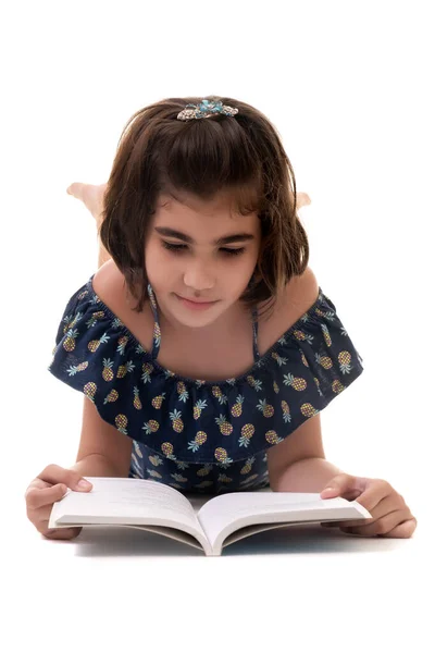 Menina Hispânica Bonito Deitado Chão Lendo Livro Isolado Fundo Branco — Fotografia de Stock