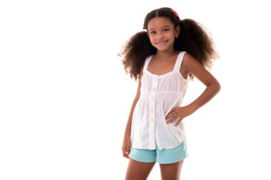 Beyaz bir fındık tarlasında izole edilmiş, günlük yaz kıyafetleri giyen çok kültürlü, tatlı küçük bir kız.