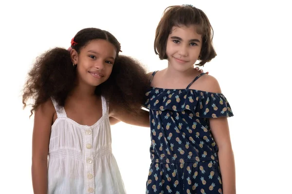 Dos Amigables Niñas Amigos Hermanas Hispanas Afroamericanas Aisladas Blanco — Foto de Stock