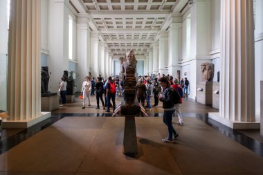 British Museum 'daki Antik Mısır antikalarına adanmış bir odada ziyaretçiler.