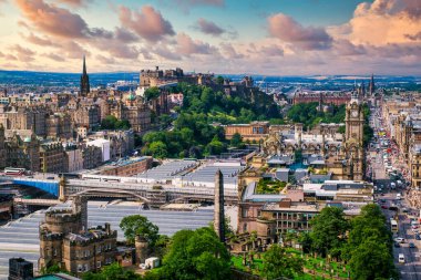 İskoçya 'nın Edinburgh şehrinde gün batımında Edinburgh Csatle manzarası ve birkaç simgesi var.