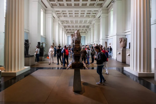 Bezoekers Een Zaal Gewijd Aan Oudheden Uit Het Oude Egypte — Stockfoto