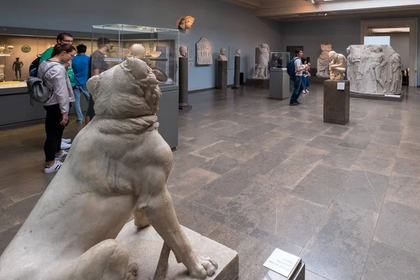 Visitantes Uma Sala Dedicada Antiguidades Gregas Museu Britânico — Fotografia de Stock