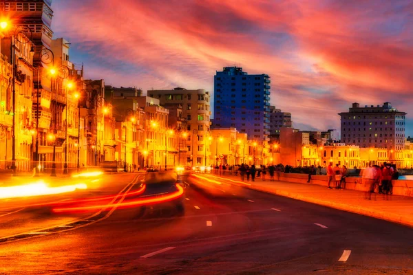 Sun Sets Havana Sky Fills Color Illuminating Old Buildings People — Fotografia de Stock