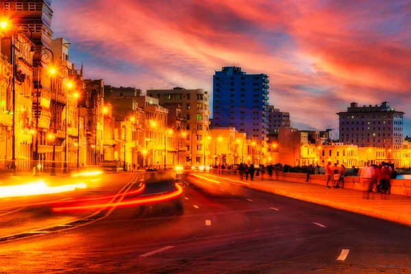 Sun Sets Havana Sky Fills Color Illuminating Old Buildings People —  Fotos de Stock