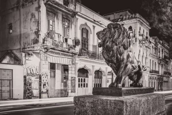 Cena Noturna Havana Velha Com Famoso Leão Bronze Avenida Prado — Fotografia de Stock