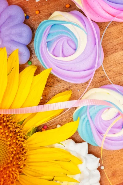 Verzameling Van Kleurrijke Meringues Een Houten Achtergrond Met Zonnebloemen — Stockfoto