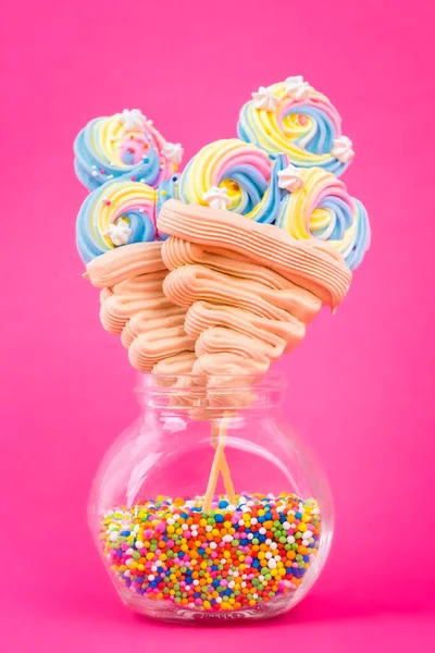 Coloridas Piruletas Merengue Forma Helado Sobre Fondo Rosa Brillante — Foto de Stock