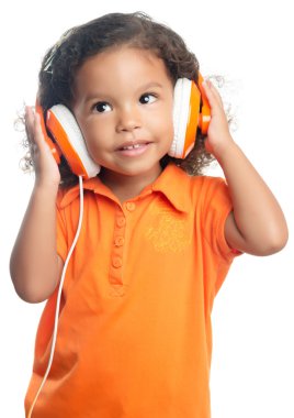 parlak turuncu kulaklıklar üzerinde müzik keyfi afro bir saç modeli ile küçük kız