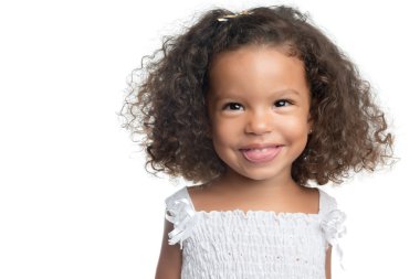 gülümseyen bir afro saç modeli ile küçük kız