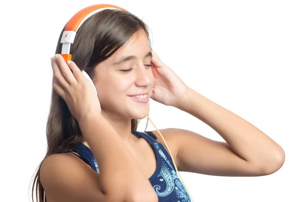 Menina adolescente hispânica bonita desfrutando de música em fones de ouvido laranja brilhante — Fotografia de Stock