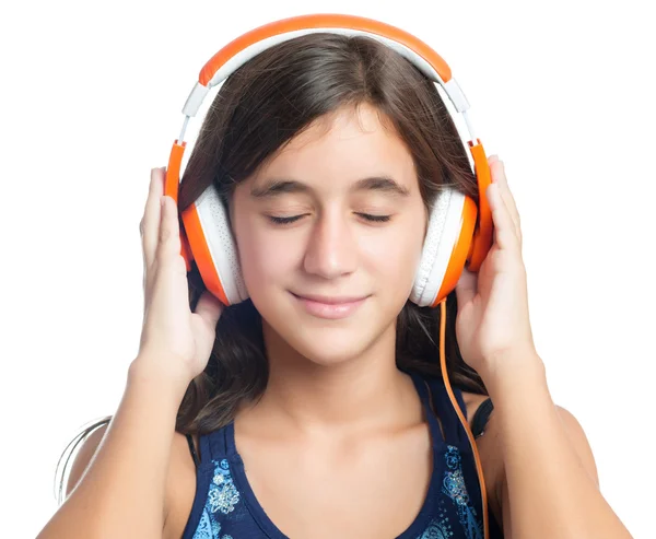 Menina adolescente hispânica bonita desfrutando de música em fones de ouvido laranja brilhante — Fotografia de Stock