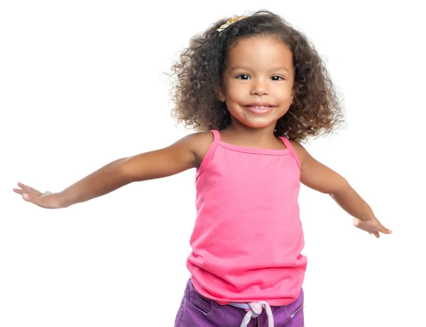 Fröhliches kleines Mädchen mit Afro-Frisur, das mit ausgestreckten Armen lacht — Stockfoto