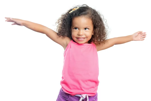 Fröhliches kleines Mädchen mit Afro-Frisur, das mit ausgestreckten Armen lacht — Stockfoto