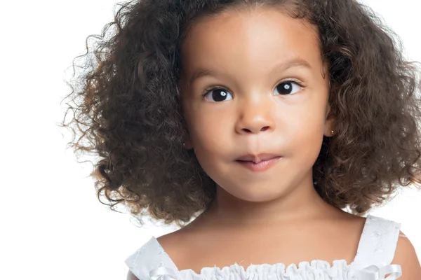 Linda chica afroamericana pequeña aislada en blanco — Foto de Stock