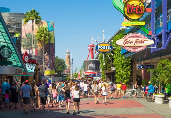 Personas en los parques temáticos del Universal Orlando Resort — Foto de Stock