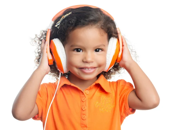 Pequena menina afro-americana com fones de ouvido laranja brilhante — Fotografia de Stock